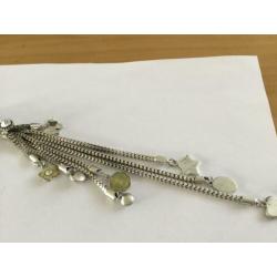 50 cm lange ketting met verschillende hangers en diamanten
