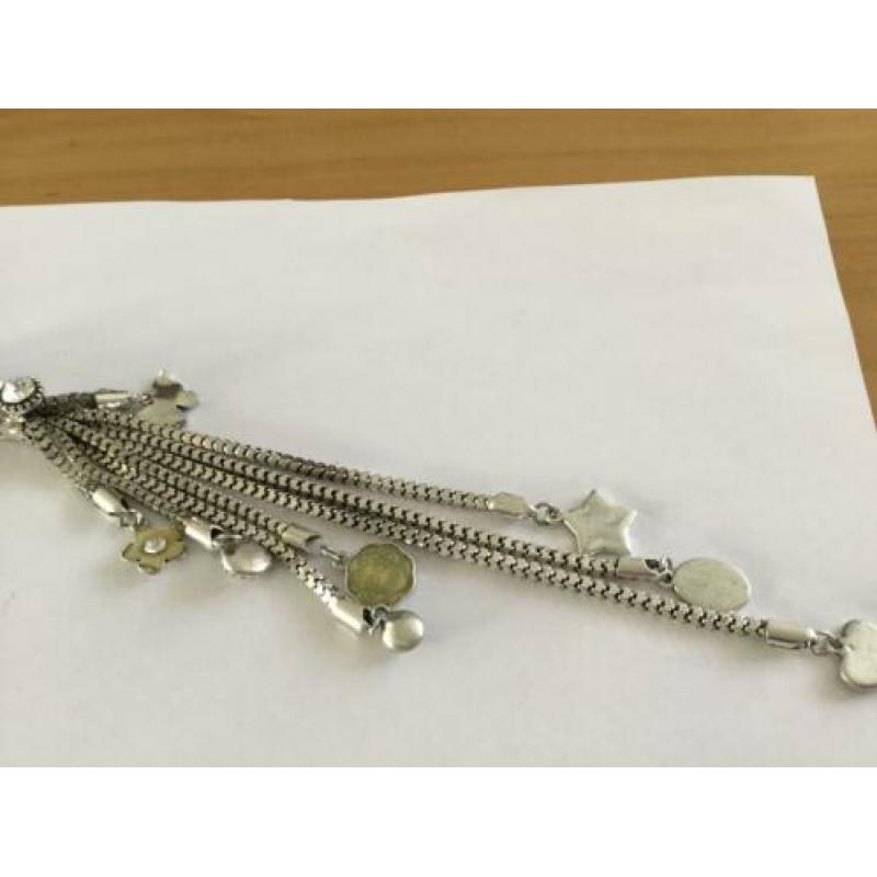 50 cm lange ketting met verschillende hangers en diamanten