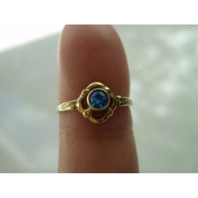 Antieke gouden ring met Saffier (kleine maat)