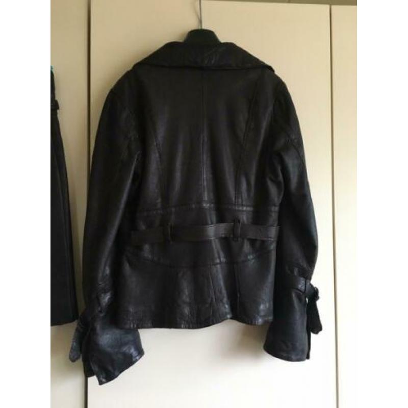 Te koop leren pakje rok en jasje van het merk DNA maat 36