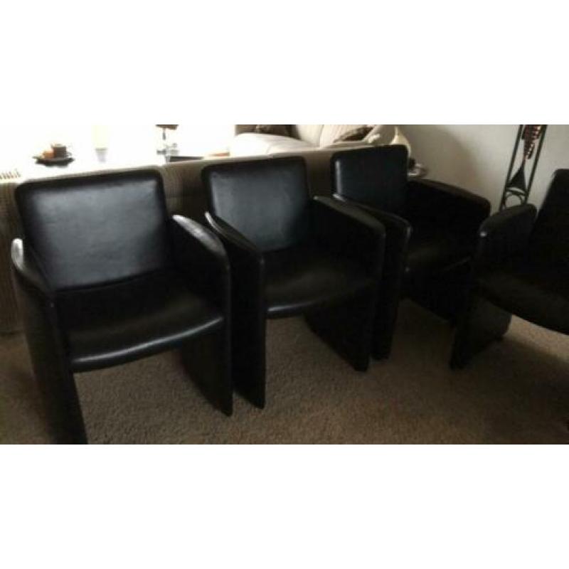 Leren fauteuiltjes op wieletjes