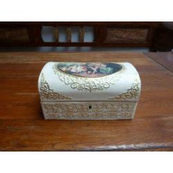 Vintage kunstleren kistje met romantische afbeelding