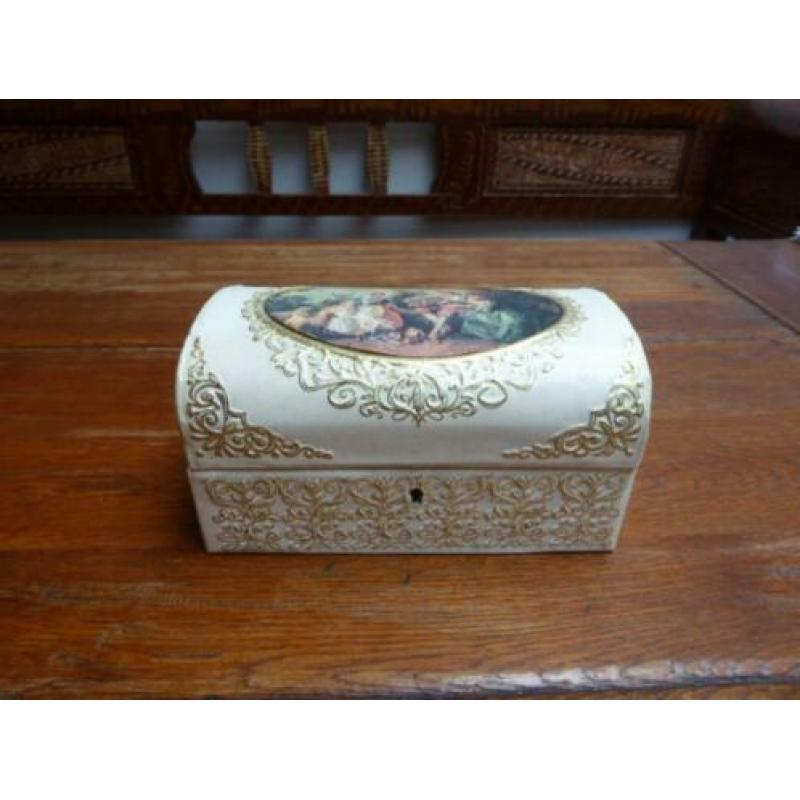 Vintage kunstleren kistje met romantische afbeelding