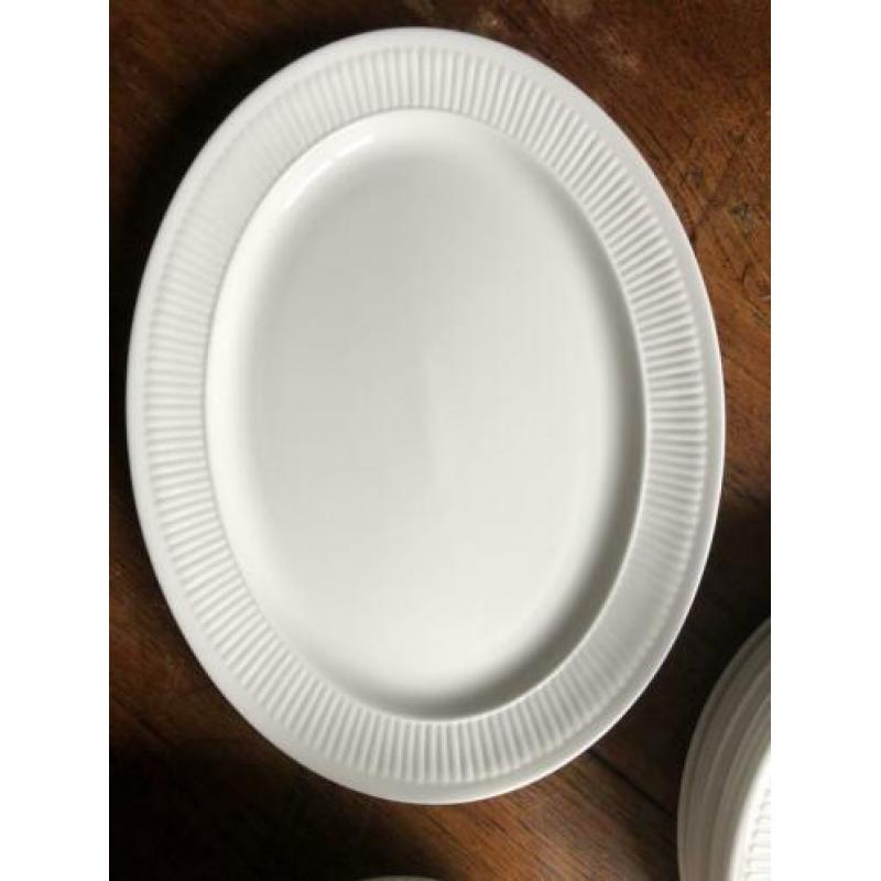 Wedgwood Insignia 8 diner borden, 2 vleesschalen, 2 kommen