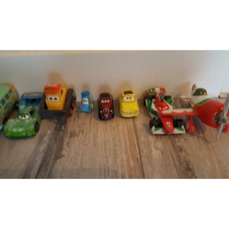 16 cars auto's
