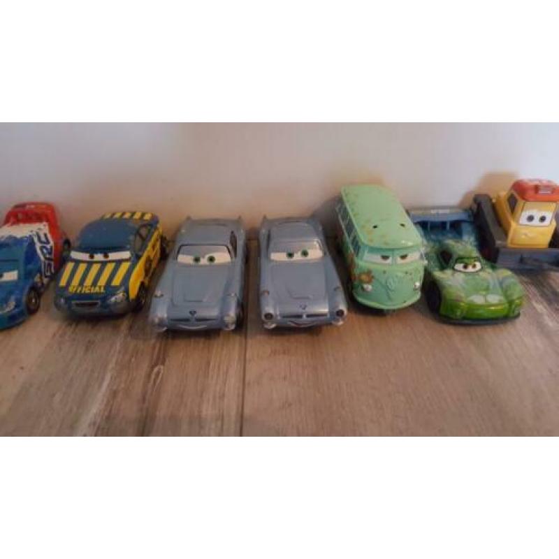 16 cars auto's