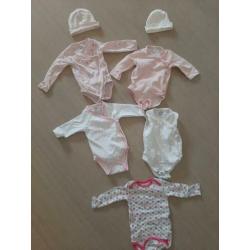 Mooie overslag rompers maat 50/56 incl 2 newborn mutsjes