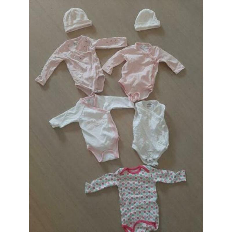 Mooie overslag rompers maat 50/56 incl 2 newborn mutsjes