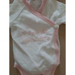 Mooie overslag rompers maat 50/56 incl 2 newborn mutsjes