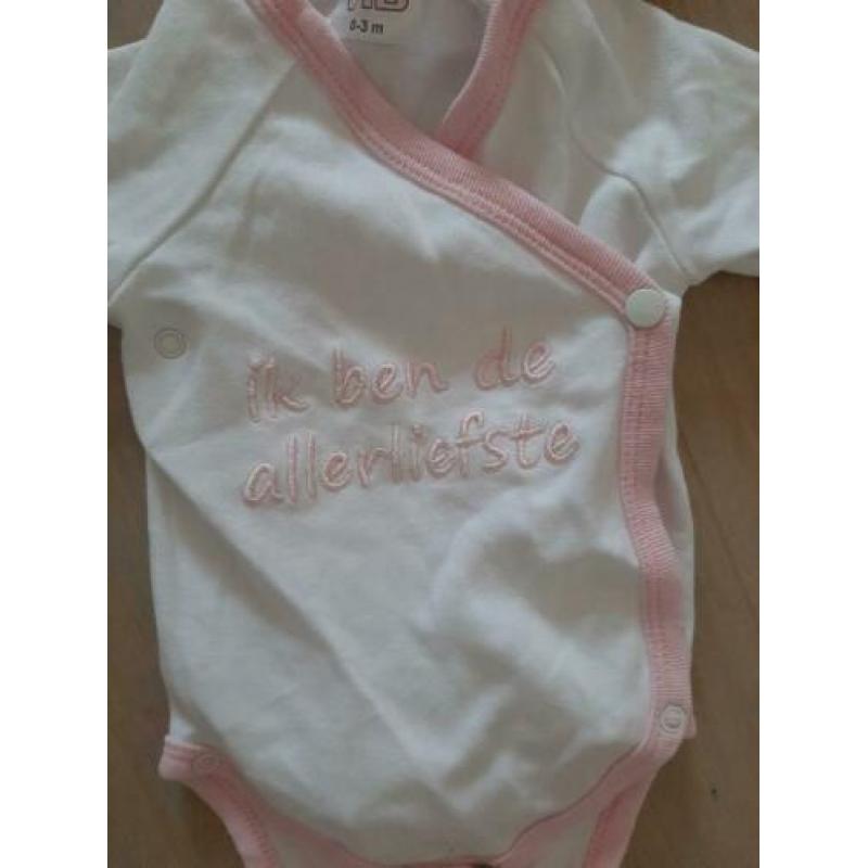 Mooie overslag rompers maat 50/56 incl 2 newborn mutsjes