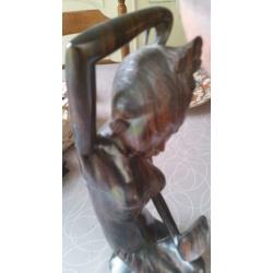 Houten sculptuur van meisje die haar toilet maakt met spiege