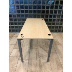 Slingerbureau , buro 's 160 x 80 cm. 4-poots