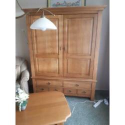 Complete inboedel : blank antiek eiken kast etc etc.