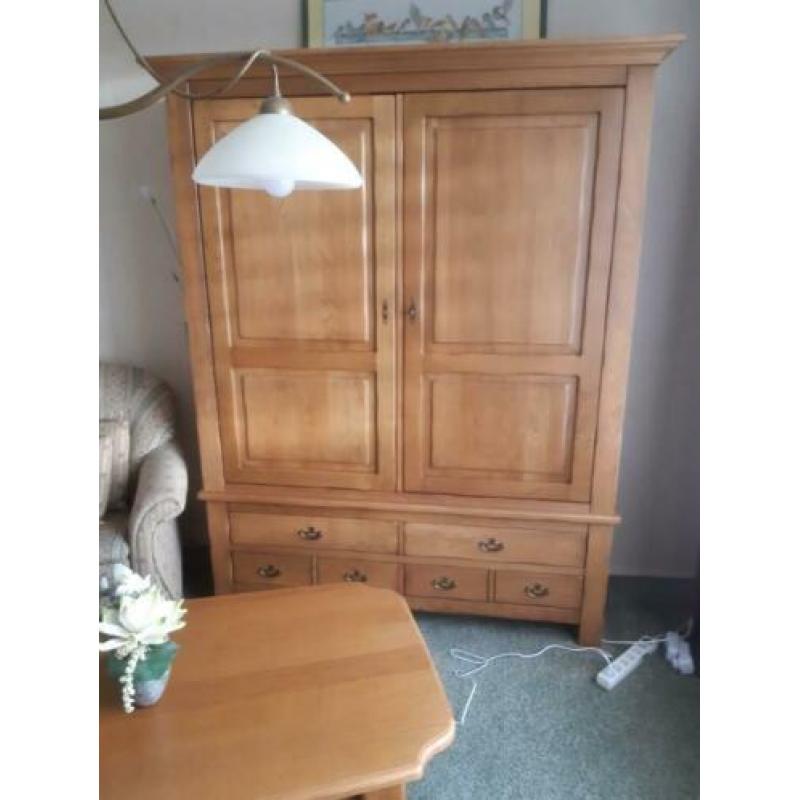 Complete inboedel : blank antiek eiken kast etc etc.