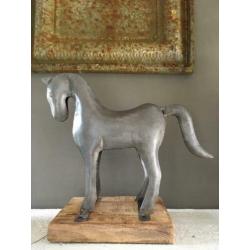 Metalen paard op houten stander