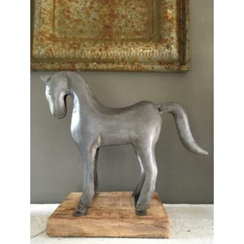 Metalen paard op houten stander