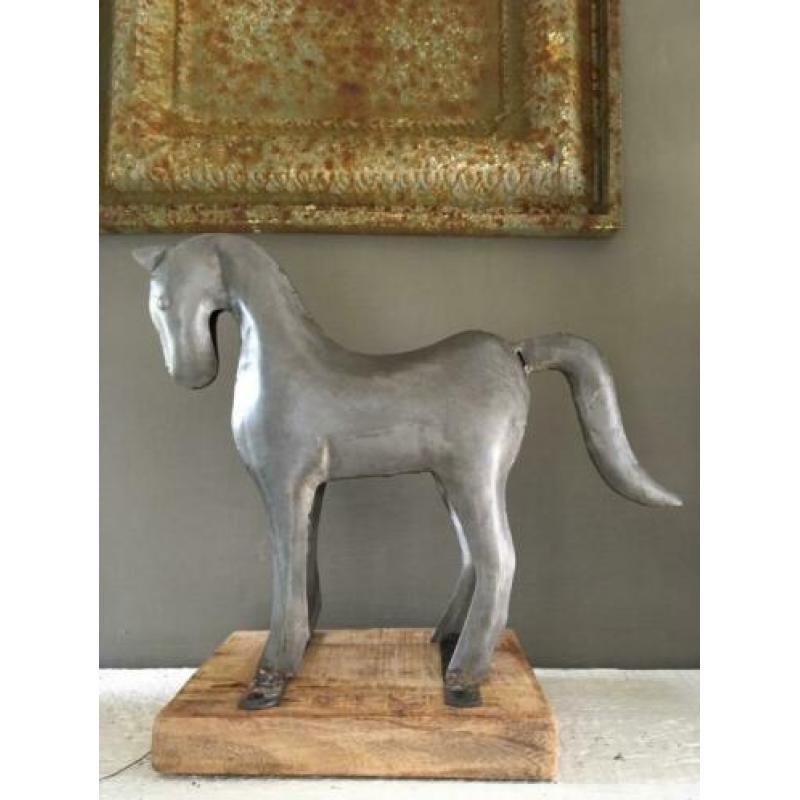 Metalen paard op houten stander
