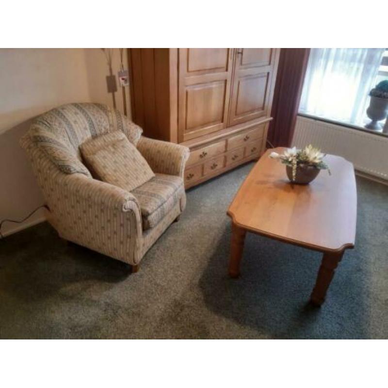 Complete inboedel : blank antiek eiken kast etc etc.