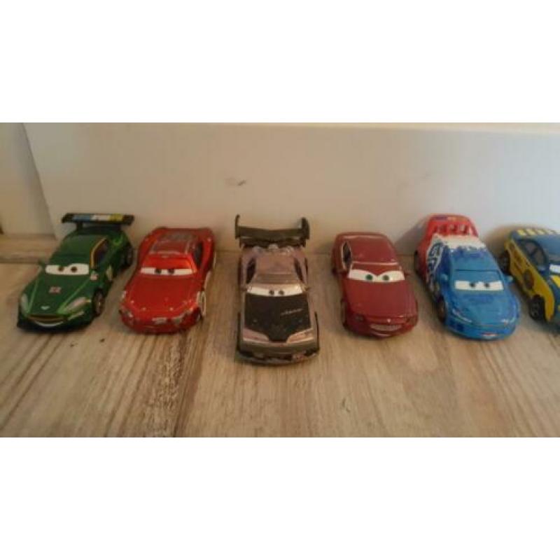 16 cars auto's