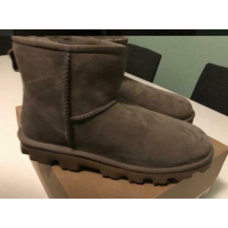 UGG AUSTRALIA boots