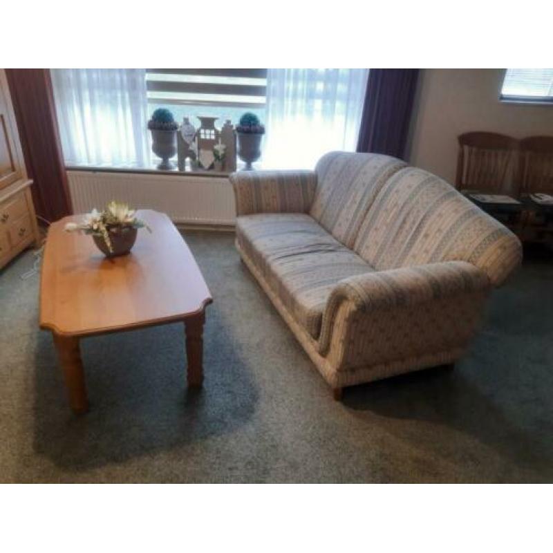 Complete inboedel : blank antiek eiken kast etc etc.