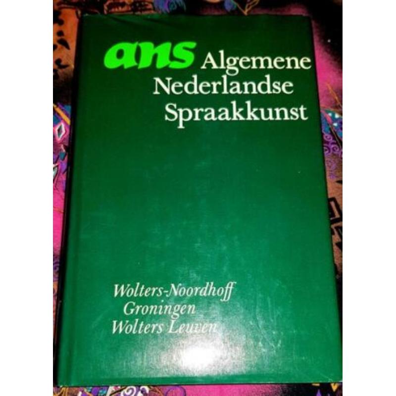 Vier verschilde woordenboeken Nederlands
