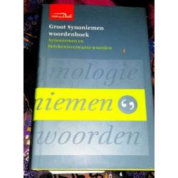Vier verschilde woordenboeken Nederlands