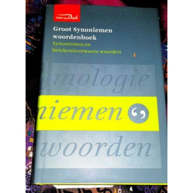 Vier verschilde woordenboeken Nederlands