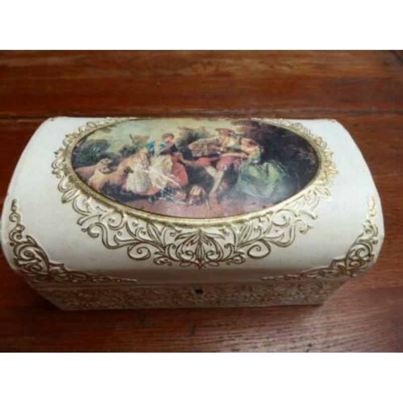 Vintage kunstleren kistje met romantische afbeelding