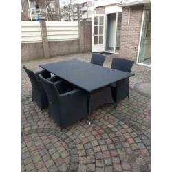 mooie zwarte tuinmeubelset, tafel en 4 stoelen