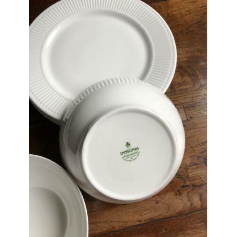 Wedgwood Insignia 8 diner borden, 2 vleesschalen, 2 kommen