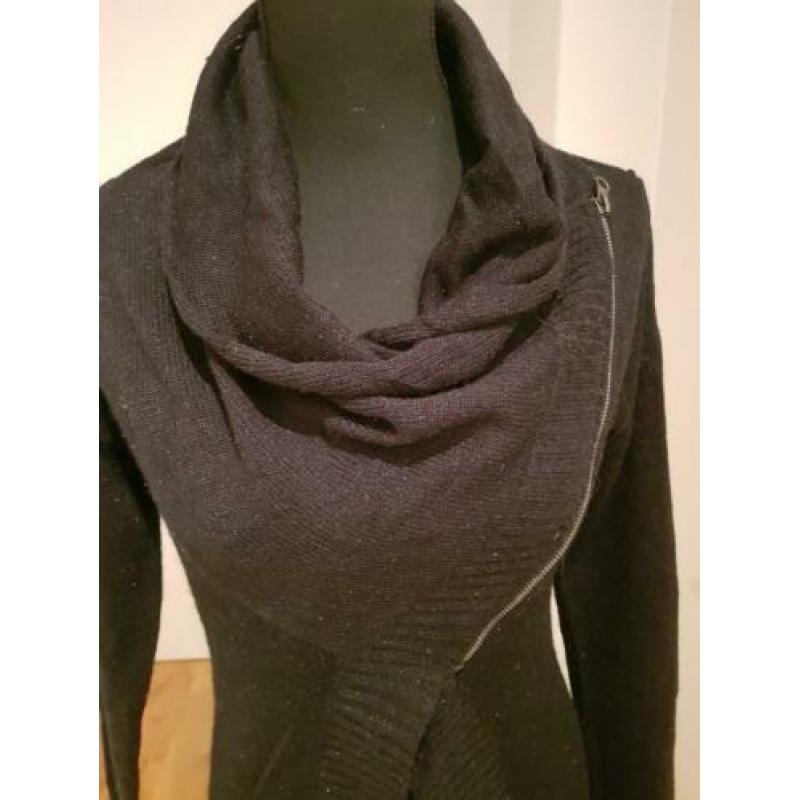 Zwart asymetrisch vest Only maat S met glittertje