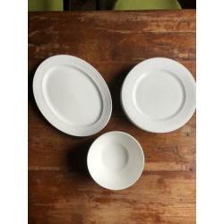Wedgwood Insignia 8 diner borden, 2 vleesschalen, 2 kommen