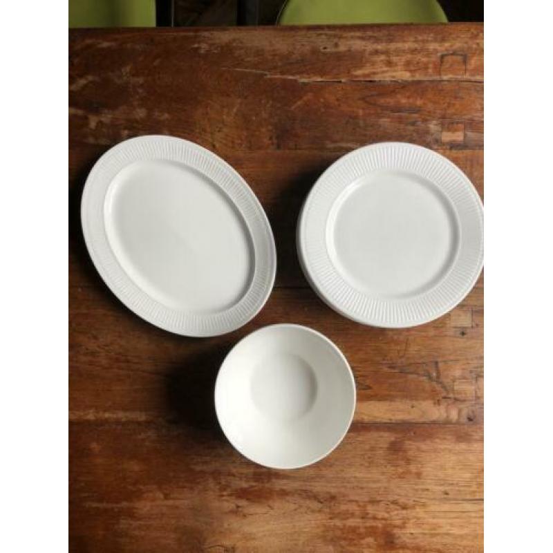 Wedgwood Insignia 8 diner borden, 2 vleesschalen, 2 kommen