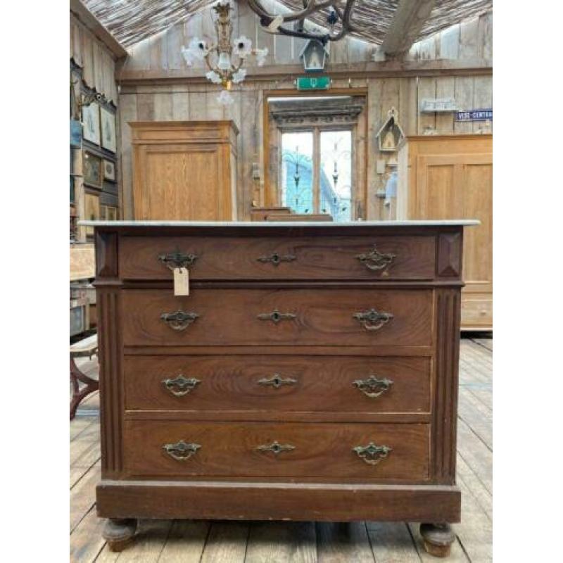 Stoere ladekast met marmeren blad