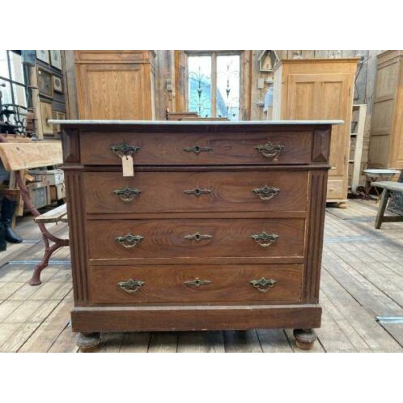 Stoere ladekast met marmeren blad