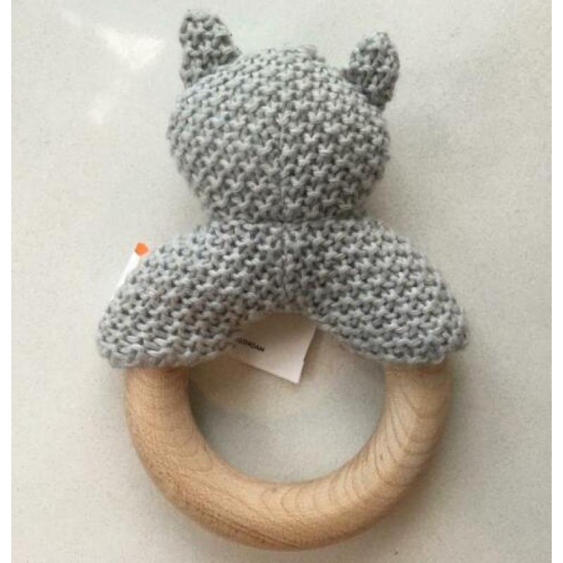 houten babyspeeltje met gehaakte kat