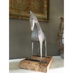 Metalen paard op houten stander