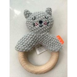 houten babyspeeltje met gehaakte kat