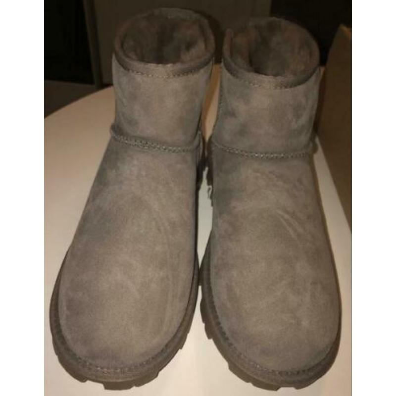 UGG AUSTRALIA boots