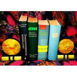 Vier verschilde woordenboeken Nederlands