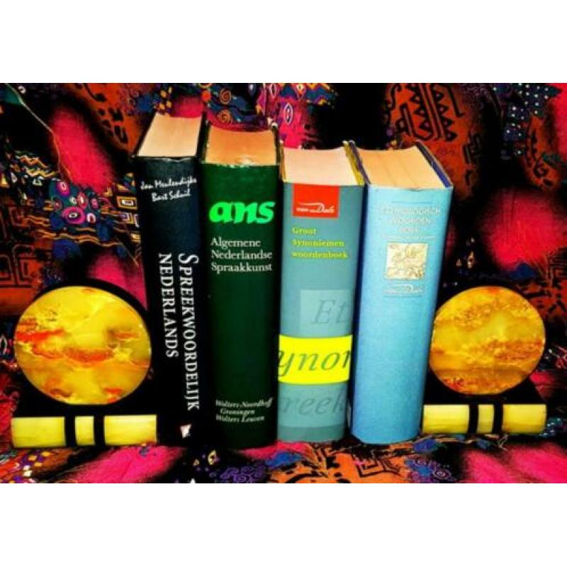 Vier verschilde woordenboeken Nederlands