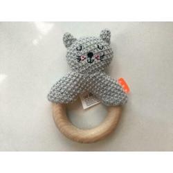 houten babyspeeltje met gehaakte kat