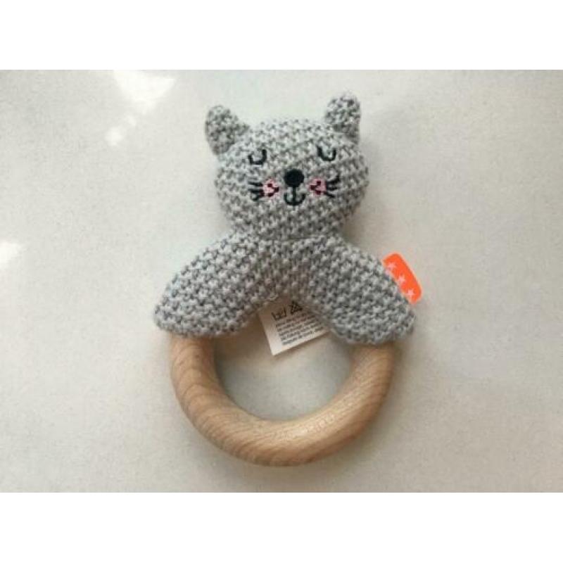 houten babyspeeltje met gehaakte kat