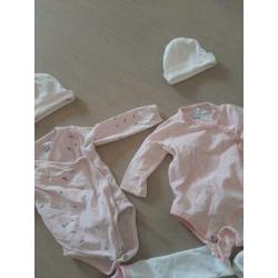 Mooie overslag rompers maat 50/56 incl 2 newborn mutsjes