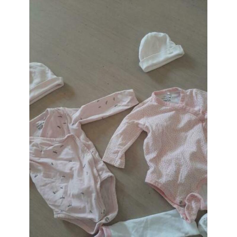Mooie overslag rompers maat 50/56 incl 2 newborn mutsjes