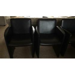 Leren fauteuiltjes op wieletjes