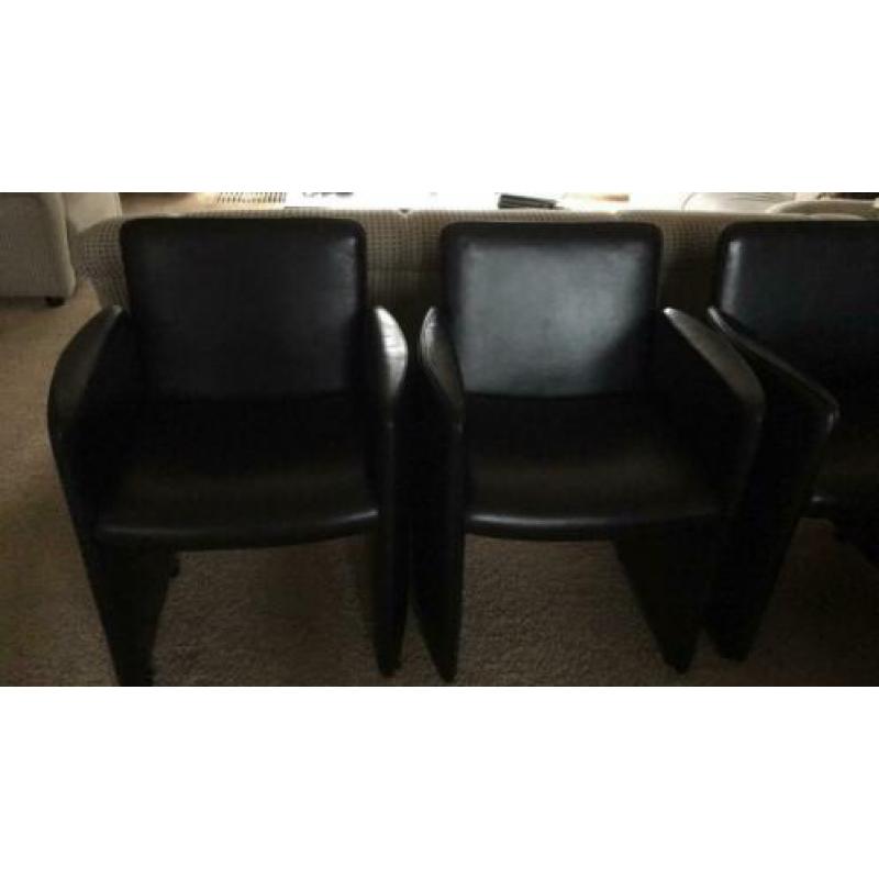 Leren fauteuiltjes op wieletjes