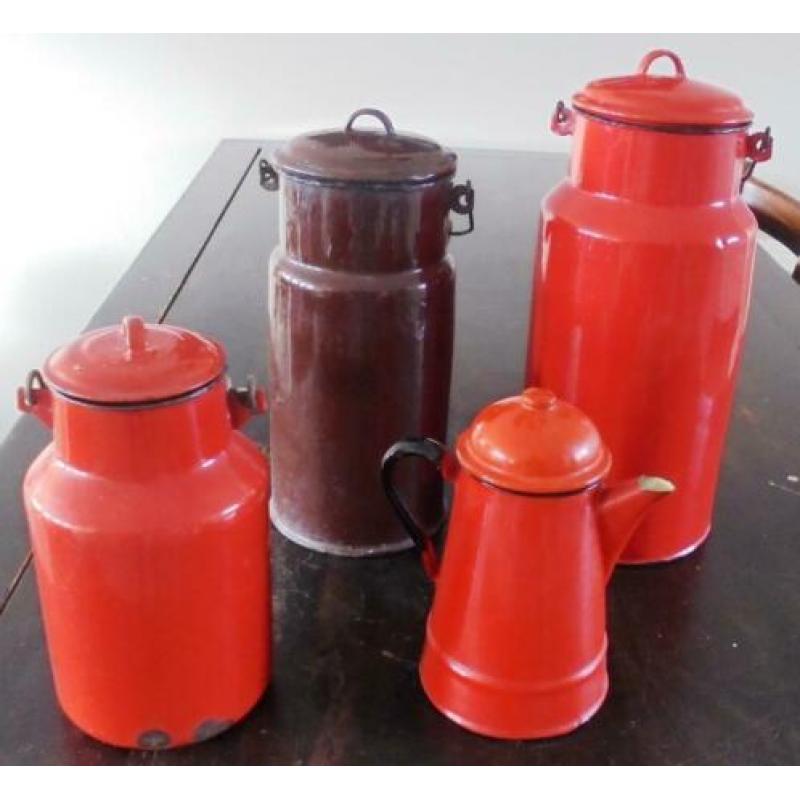 3 emaille Melkemmertjes en 1 Koffiepot