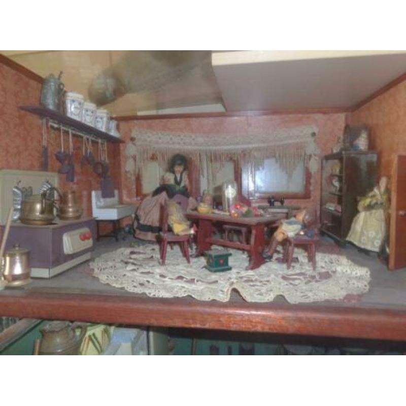 Heel oud 2 kamer Poppenhuis Compleet ingericht Keuken/salon